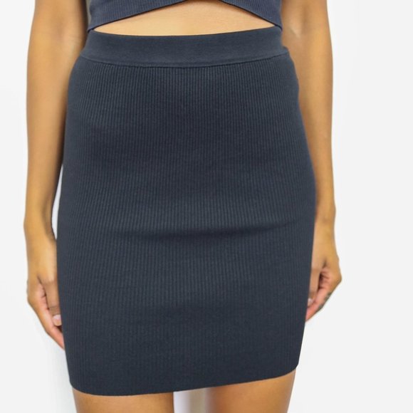 BLACK SKIRT - Picture 3 of 3